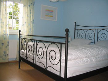 Das Schlafzimmer in der maritime Ferienwohnung. Alles ist in schönem